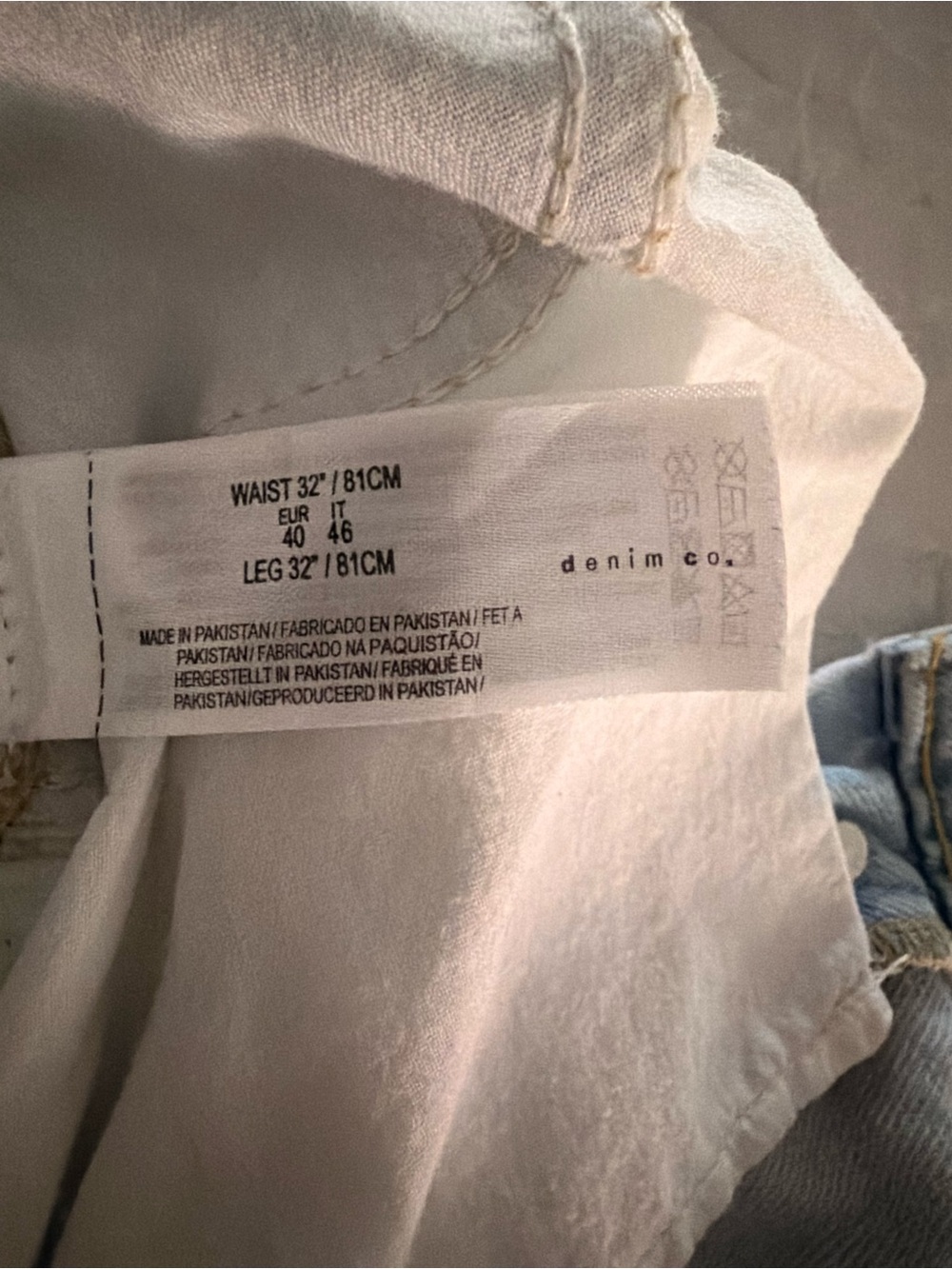 Denim&Co Light Blue Relaxed Ripped Men's Jeans - Picture 4 of 4